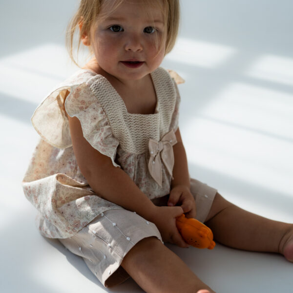 Set bebe din bumbac cu bluziță florală și pantaloni bej eleganți