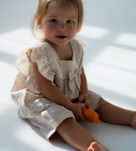 Set bebe din bumbac cu bluziță florală și pantaloni bej eleganți