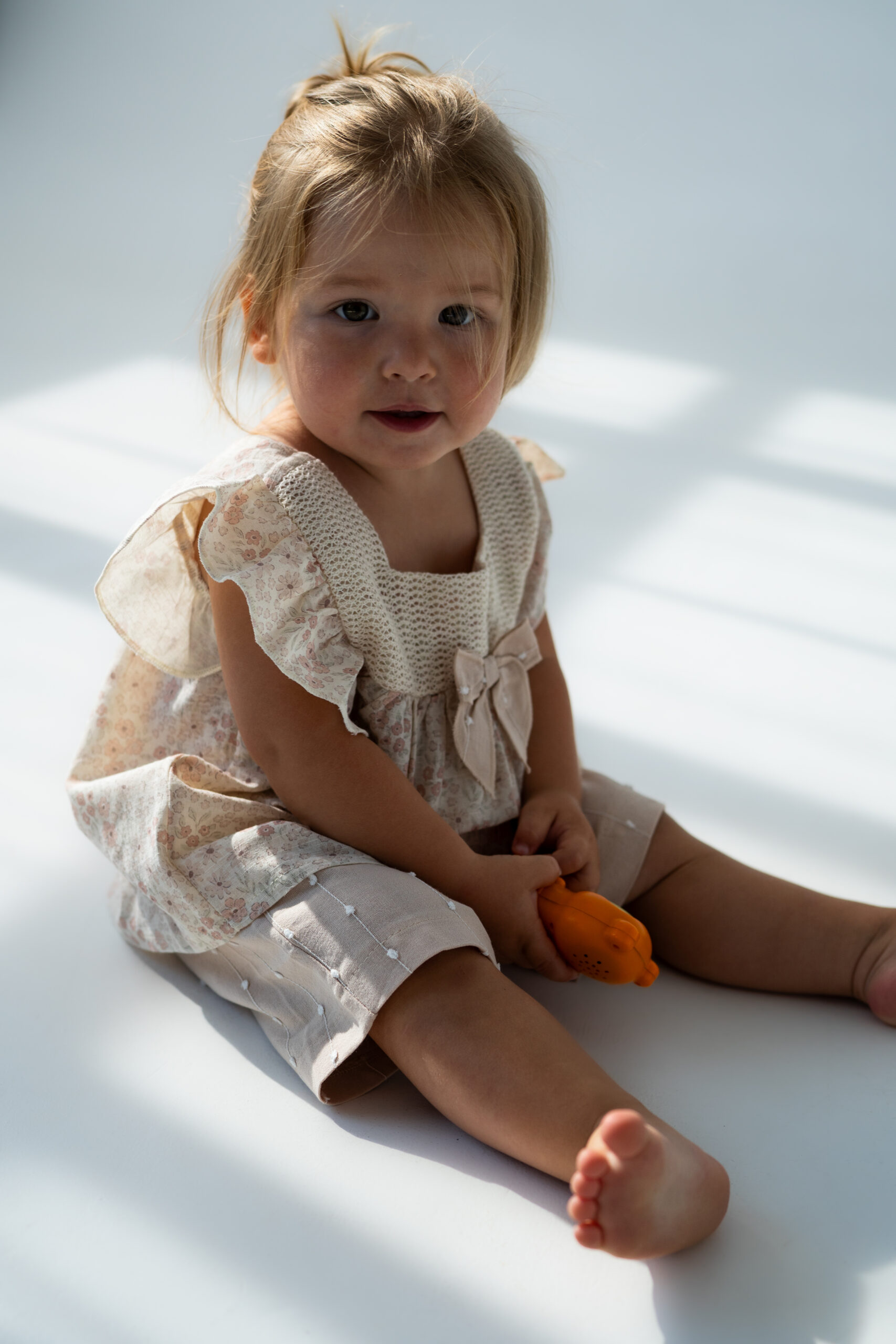 Set bebe din bumbac cu bluziță florală și pantaloni bej eleganți Set bebe din bumbac cu bluziță florală și pantaloni bej eleganți