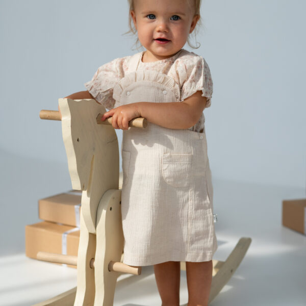 Salopetă bebe din bumbac cu volănașe și bluză florală