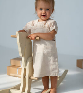 Salopetă bebe din bumbac cu volănașe și bluză florală