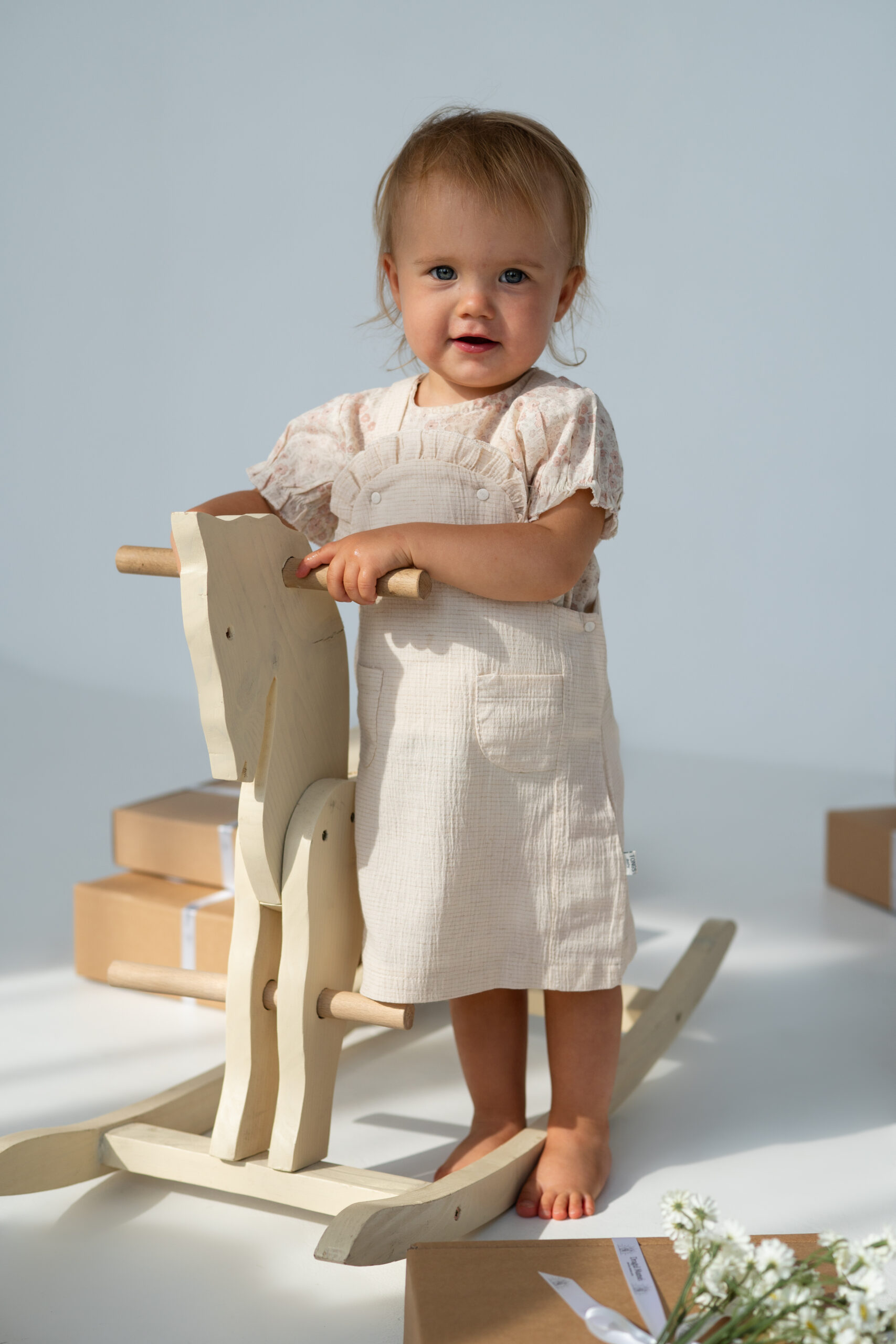 Salopetă bebe din bumbac cu volănașe și bluză florală Salopetă bebe din bumbac cu volănașe și bluză florală