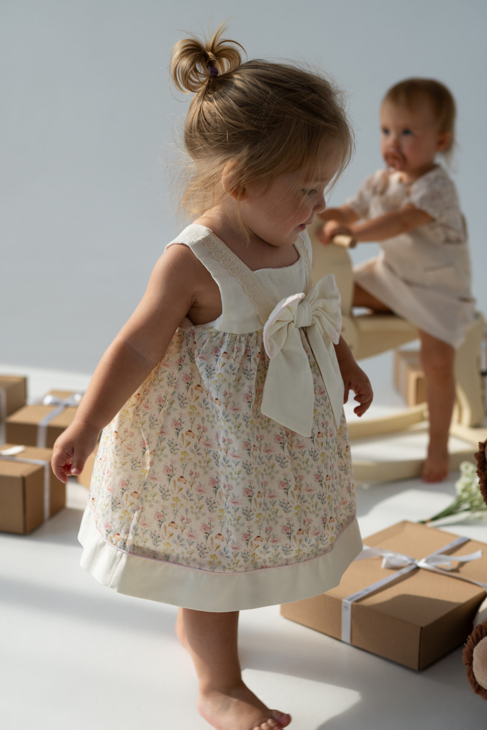 Rochiță fete din bumbac cu imprimeu floral și fundă mare decorativă Rochiță copii din bumbac cu imprimeu floral și fundă mare decorativă