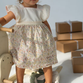 Rochiță bebe din bumbac cu volănașe și imprimeu floral pastel