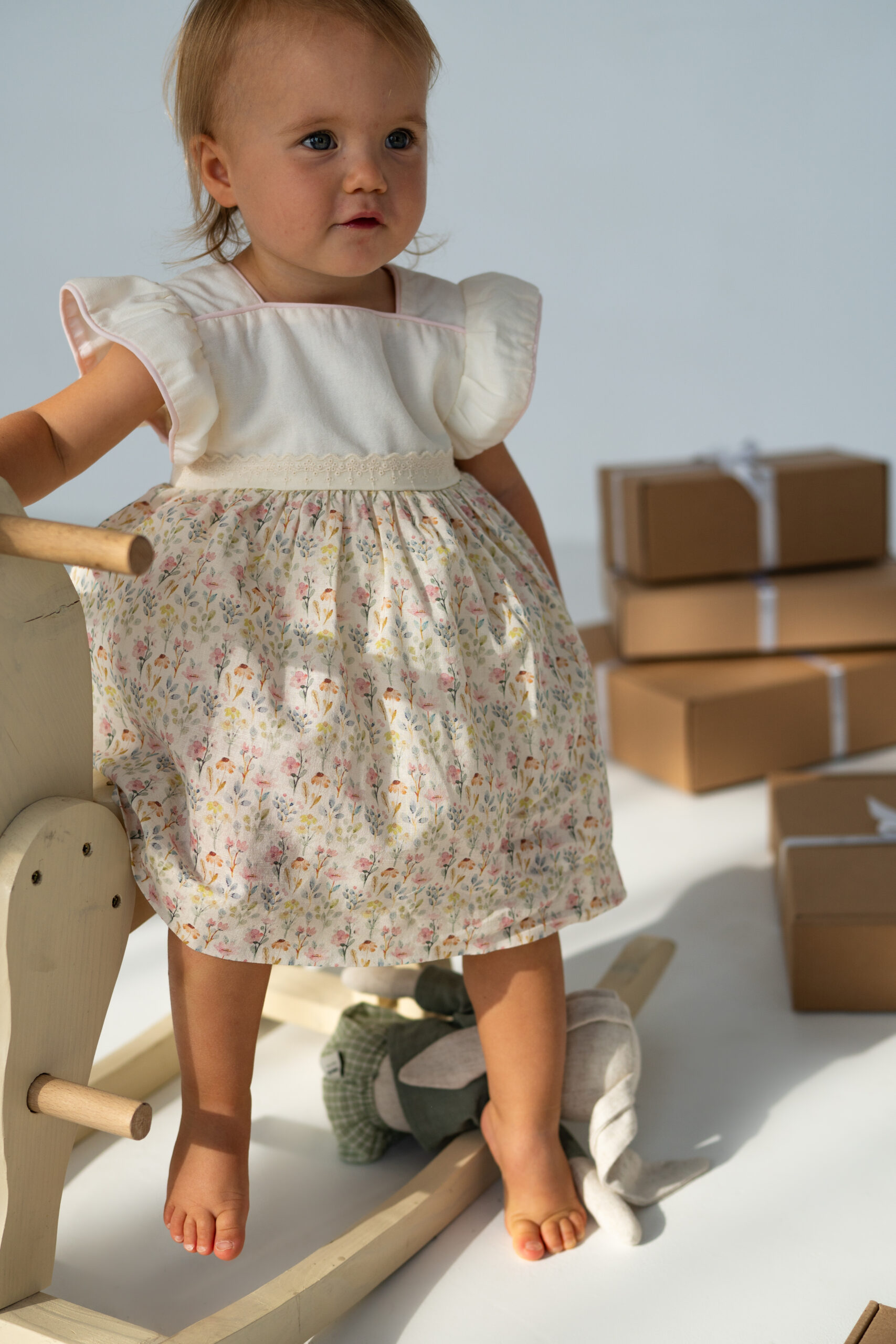 Rochiță bebe din bumbac cu volănașe și imprimeu floral pastel Rochiță bebe din bumbac cu volănașe și imprimeu floral pastel