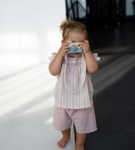 Set bebe roz cu bluză în dungi și pantaloni scurți din bumbac