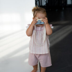 Set bebe roz cu bluză în dungi și pantaloni scurți din bumbac