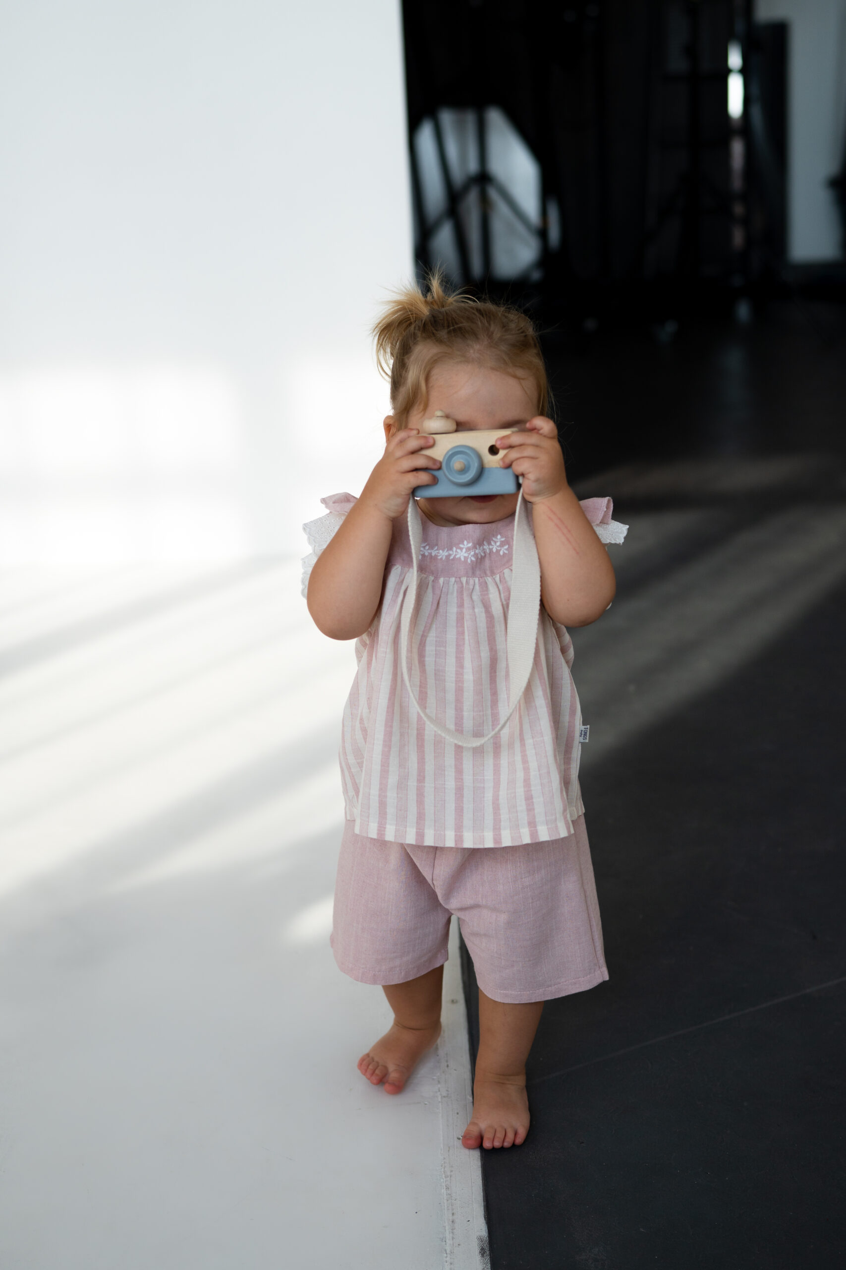 Set bebe din bumbac – bluză roz cu dungi și pantaloni scurți confortabili Set bebe roz cu bluză în dungi și pantaloni scurți din bumbac