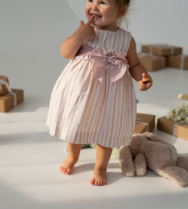 Rochiță bebeluși cu dungi roz și fundă mare decorativă