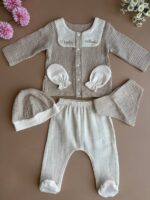 Descoperă setul de hăinuțe nou născut Little Sailor. Trusou din bumbac premium, 5 piese incluse: bluziță, pantaloni, căciulă, bavețică și mănuși. Design elegant.