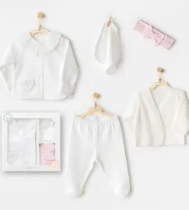 et „Eleganță pură” pentru nou-născuți cu cardigan dantelat, bluză, pantalonași, bentiță și batistă