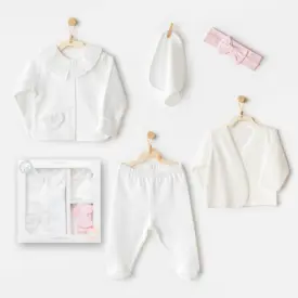 et „Eleganță pură” pentru nou-născuți cu cardigan dantelat, bluză, pantalonași, bentiță și batistă