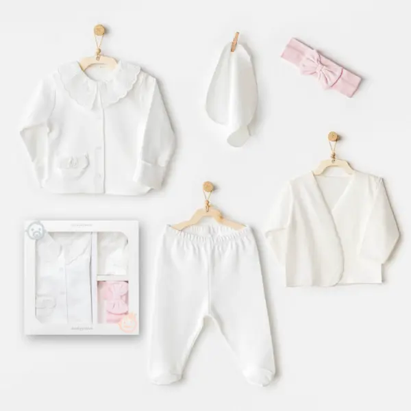 et „Eleganță pură” pentru nou-născuți cu cardigan dantelat, bluză, pantalonași, bentiță și batistă