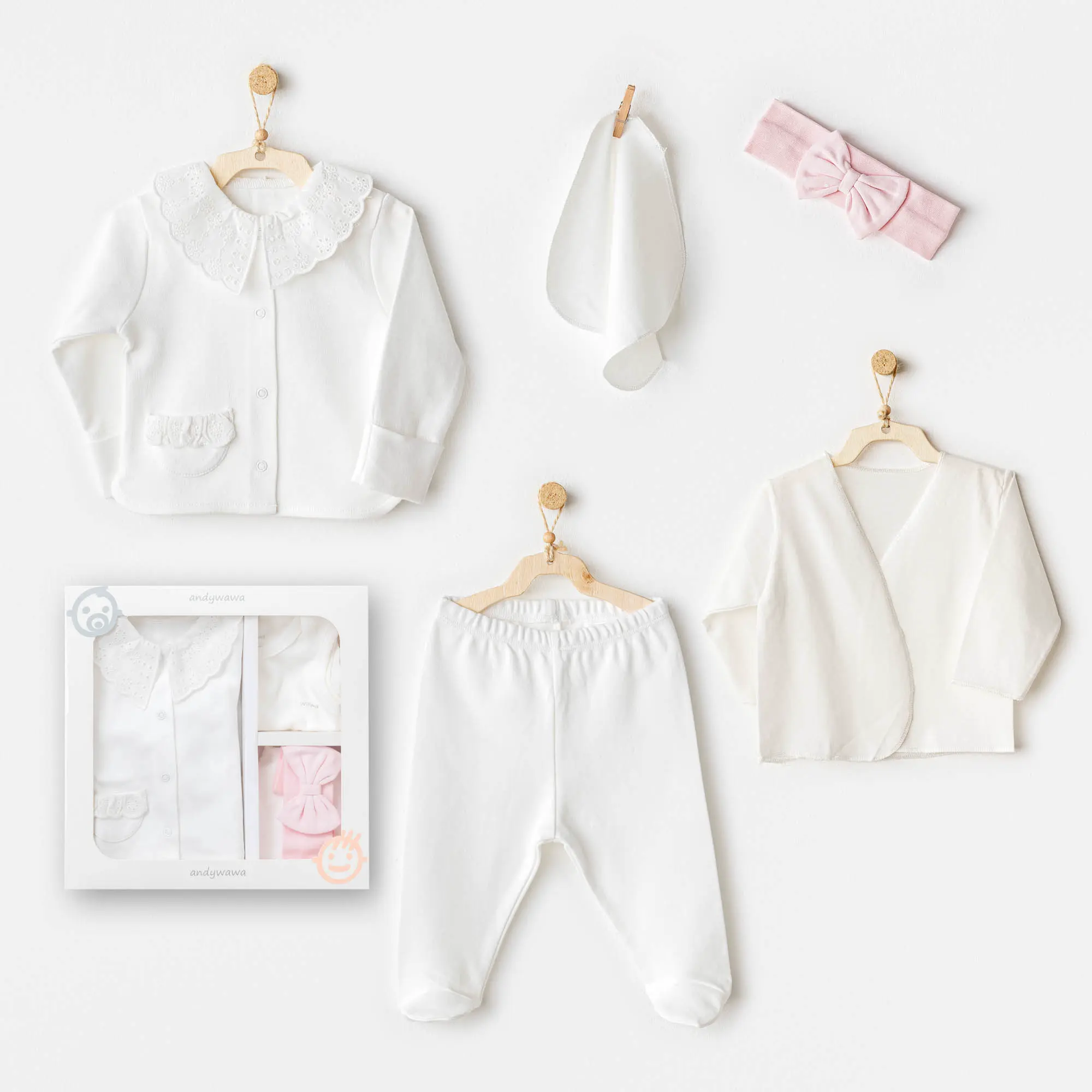 Set „Eleganță pură” pentru nou-născuți cu cardigan dantelat et „Eleganță pură” pentru nou-născuți cu cardigan dantelat, bluză, pantalonași, bentiță și batistă