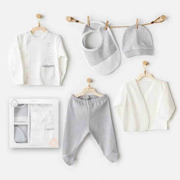 Set nou-născuți 5 piese cu bluze, pantalonași, bavetă, căciuliță