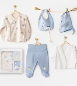 Set bebeluși 5 piese cu imprimeu dinozauri – doua bluze, pantaloni, bavetă și căciuliță