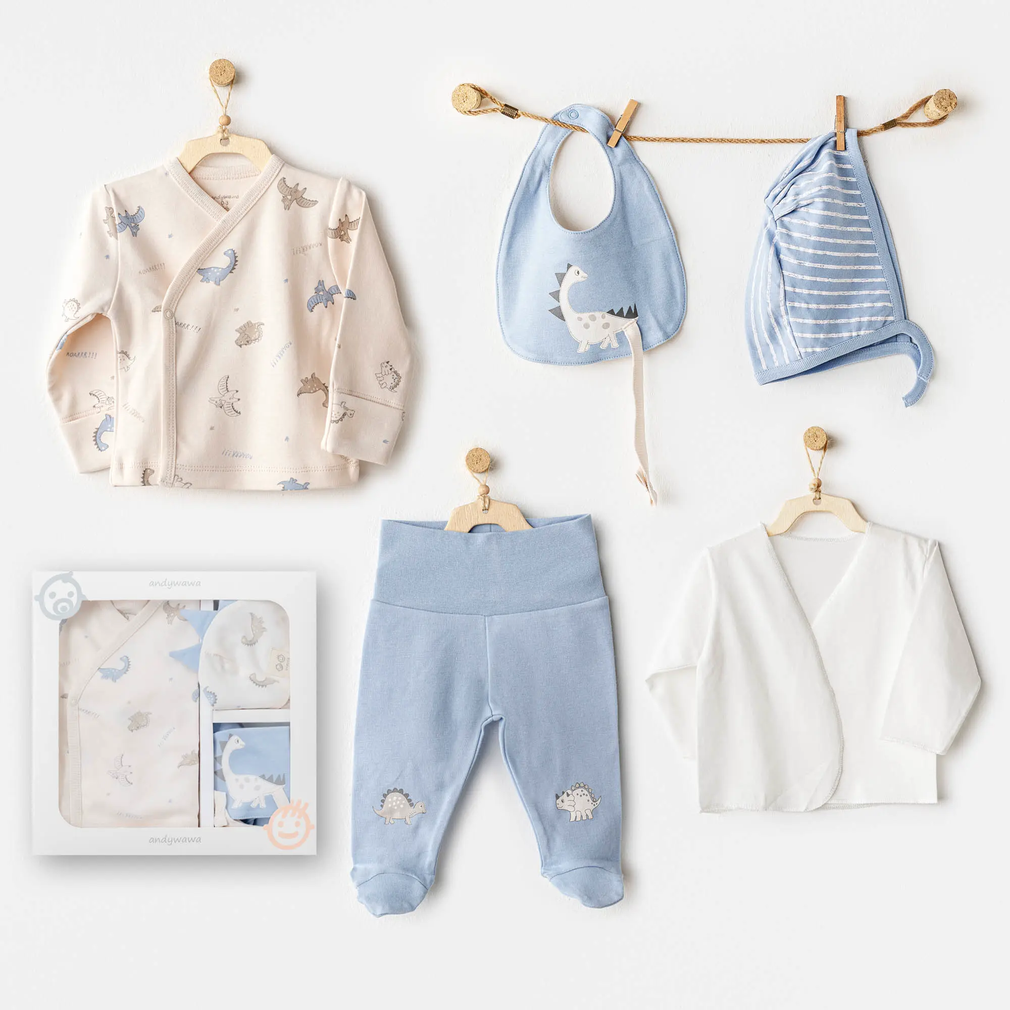 Set bebeluși 5 piese cu dinozauri – 2 bluze bluză, pantaloni, bavetă și căciuliță Set bebeluși 5 piese cu imprimeu dinozauri – doua bluze, pantaloni, bavetă și căciuliță