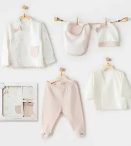 Set cadou bebeluși 5 piese – bluză cu fundiță, pantaloni cu botoșei, căciuliță, bavețică și bluza, perfect pentru nou-născuți și cadouri speciale