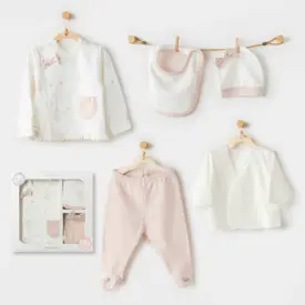 Set cadou bebeluși 5 piese – bluză cu fundiță, pantaloni cu botoșei, căciuliță, bavețică și bluza, perfect pentru nou-născuți și cadouri speciale