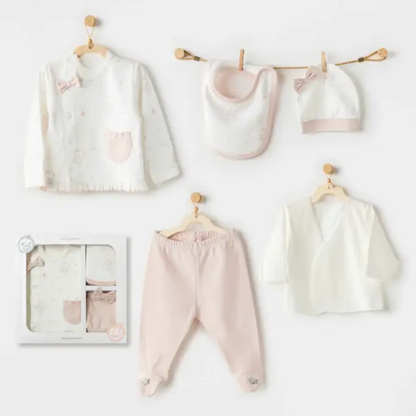 Set cadou bebeluși 5 piese – bluză cu fundiță, pantaloni cu botoșei, căciuliță, bavețică și bluza, perfect pentru nou-născuți și cadouri speciale