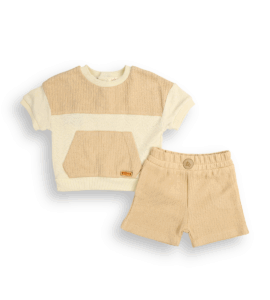 Set bebeluși băieți 2 piese – tricou cu buzunar aplicat și pantaloni scurți comozi, outfit casual și confortabil pentru vară