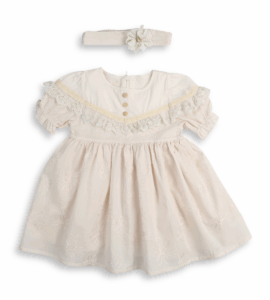 Rochiță bebeluși fete crem cu dantelă și nasturi decorativi, mâneci bufante și bentiță asortată, din bumbac moale, perfectă pentru botez și ocazii speciale