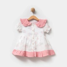 Rochiță copii fete albă cu imprimeu floral, guler roz și tiv asortat, din bumbac moale, elegantă și confortabilă pentru ocazii speciale
