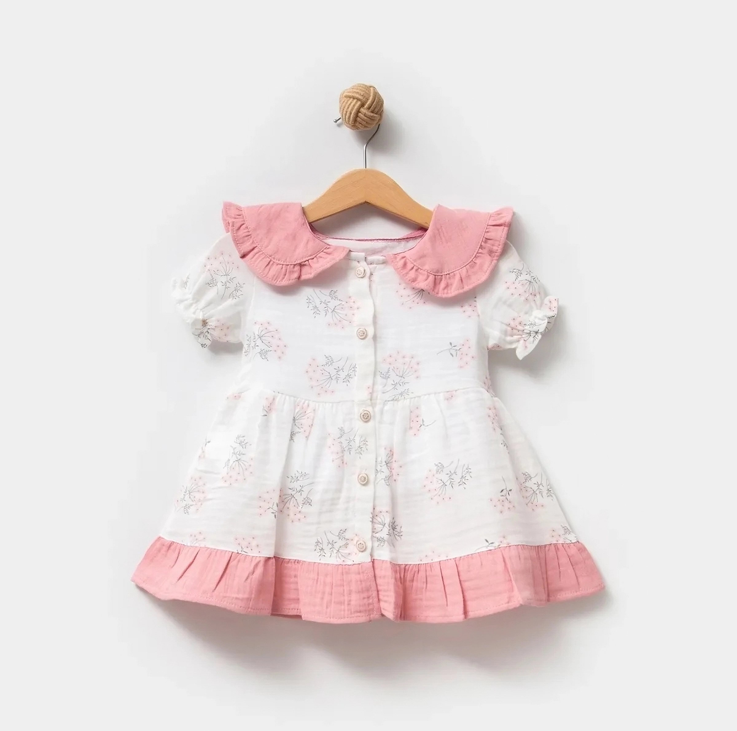 Rochiță bebeluși fete albă cu guler și tiv roz – bumbac elegant Rochiță copii fete albă cu imprimeu floral, guler roz și tiv asortat, din bumbac moale, elegantă și confortabilă pentru ocazii speciale