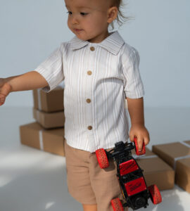 Set bebeluși băieți 3 piese – cămașă cu dungi, pantaloni scurți și pălărie, outfit lejer și confortabil pentru vară