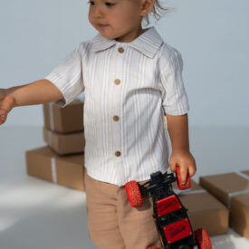 Set bebeluși băieți 3 piese – cămașă cu dungi, pantaloni scurți și pălărie, outfit lejer și confortabil pentru vară