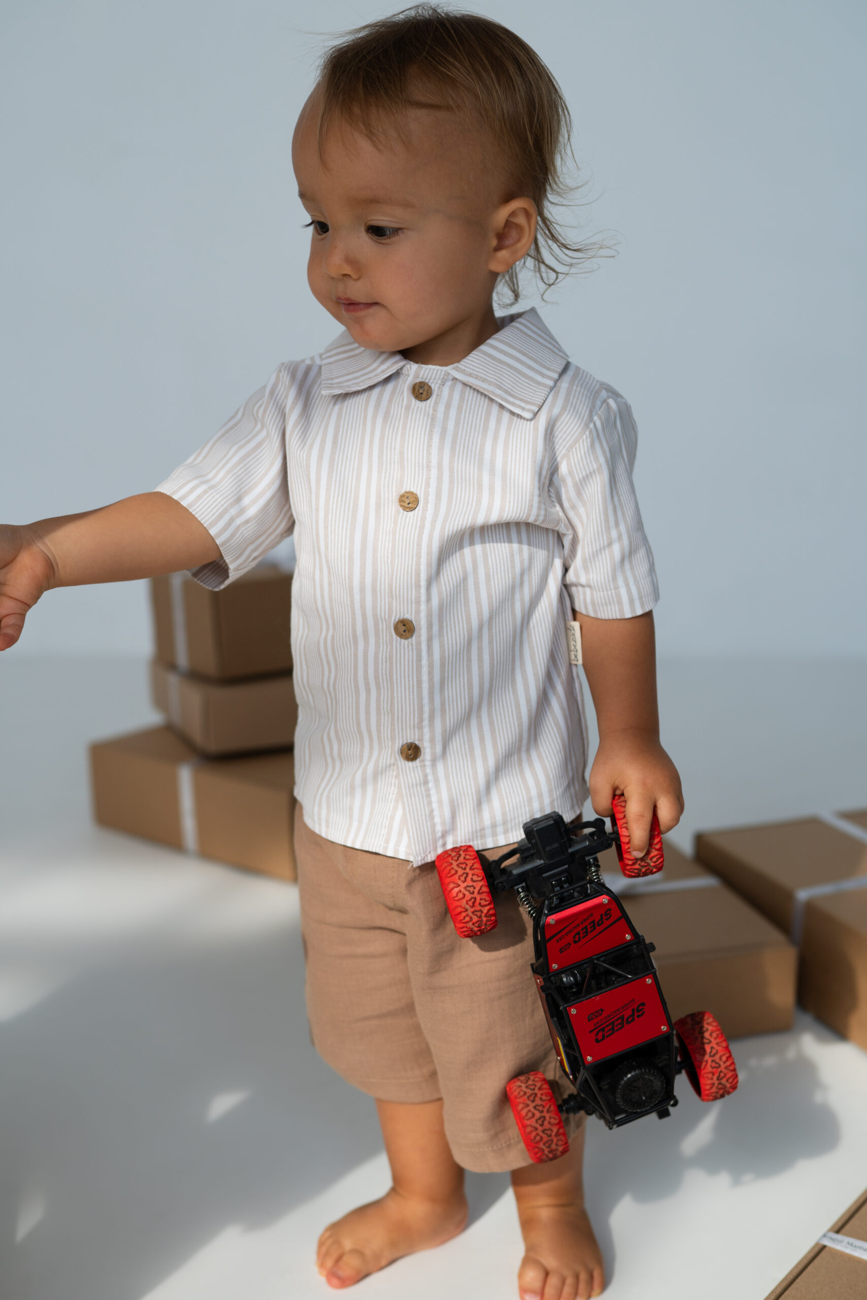 Set bebeluși băieți 3 piese – cămașă cu dungi, pantaloni scurți și pălărie Set bebeluși băieți 3 piese – cămașă cu dungi, pantaloni scurți și pălărie, outfit lejer și confortabil pentru vară