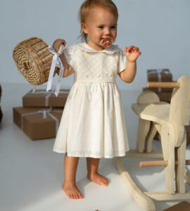 Rochiță elegantă bebeluși fete ivoire din bumbac moale, cu guler delicat și broderie fină, ideală pentru botez, aniversări și ocazii speciale