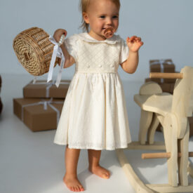 Rochiță elegantă bebeluși fete ivoire din bumbac moale, cu guler delicat și broderie fină, ideală pentru botez, aniversări și ocazii speciale