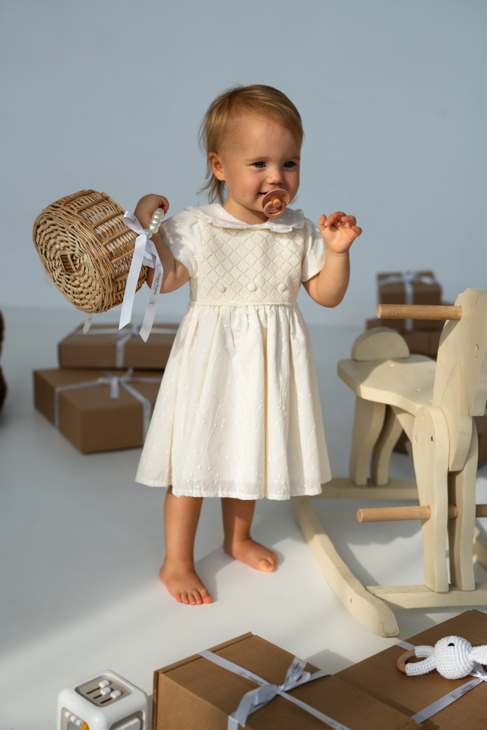 Rochiță bebeluși fete ivoire elegantă – bumbac moale, ocazii speciale Rochiță elegantă bebeluși fete ivoire din bumbac moale, cu guler delicat și broderie fină, ideală pentru botez, aniversări și ocazii speciale