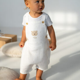 Salopetă bebeluși crem cu bretele și imprimeu ursuleț, din bumbac moale, set cu pălărioară cu urechi, outfit drăgălaș și confortabil pentru copii