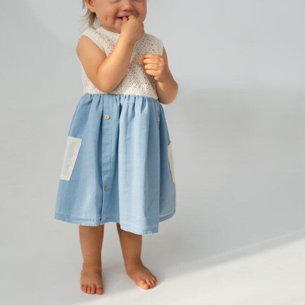 Rochiță albastră pentru fetițe cu bust croșetat și buzunar din dantelă