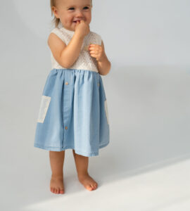 Rochiță albastră pentru fetițe cu bust croșetat și buzunar din dantelă