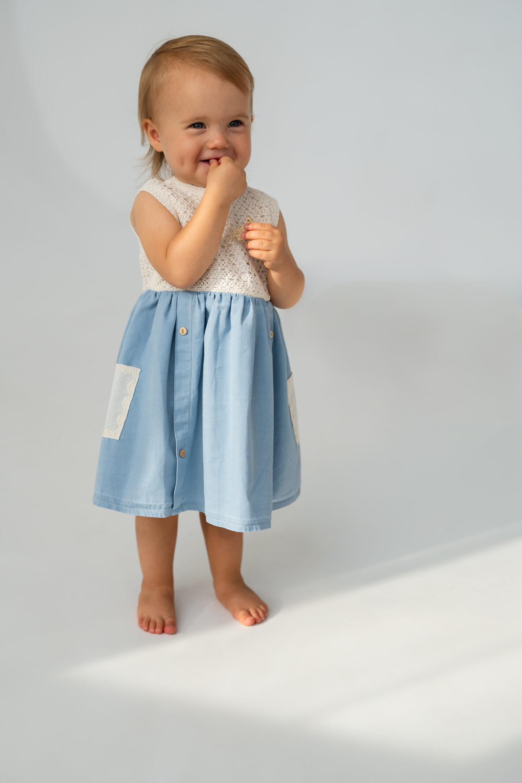 Rochiță albastră cu bust croșetat și buzunar din dantelă pentru fetițe Rochiță albastră pentru fetițe cu bust croșetat și buzunar din dantelă