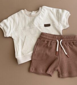 Set hăinuțe băieți format din tricou crem cu buzunar marsupiu și pantaloni scurți teracotă