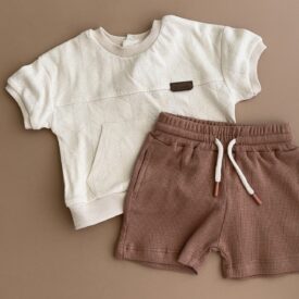 Set hăinuțe băieți format din tricou crem cu buzunar marsupiu și pantaloni scurți teracotă