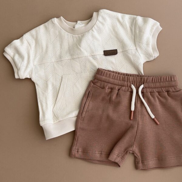 Set hăinuțe băieți format din tricou crem cu buzunar marsupiu și pantaloni scurți teracotă