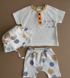 Set haine copii compus din tricou alb cu nasturi, pantaloni scurți cu modele grafice și pălărie de vară din bumbac.
