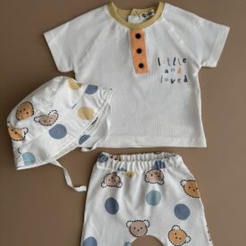 Set haine copii compus din tricou alb cu nasturi, pantaloni scurți cu modele grafice și pălărie de vară din bumbac.