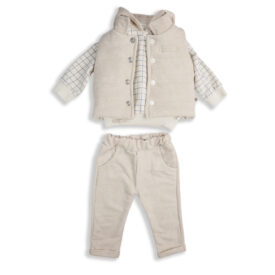 Set haine bebeluși băieți crem – vestă matlasată cu nasturi, bluză albă cu carouri albastre și pantaloni crem din bumbac, outfit elegant și confortabil pentru copii
