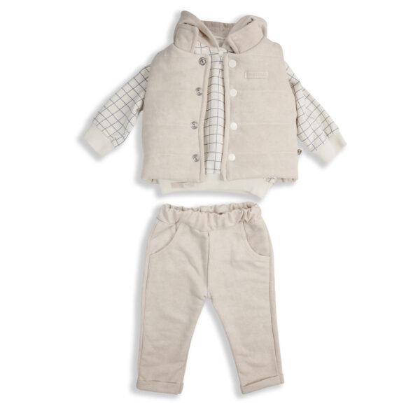 Set haine bebeluși băieți crem – vestă matlasată cu nasturi, bluză albă cu carouri albastre și pantaloni crem din bumbac, outfit elegant și confortabil pentru copii
