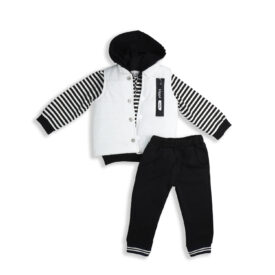 Set haine bebeluși băieți alb-negru – vestă albă cu nasturi, hanorac cu glugă dungat alb-negru și pantaloni sport negri din bumbac, outfit casual confortabil pentru copii