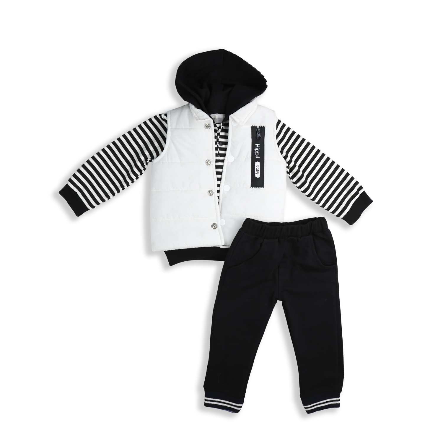 Set băieți 3 piese cu vestă albă, hanorac cu dungi și pantaloni negri – 2-4 ani Set haine bebeluși băieți alb-negru – vestă albă cu nasturi, hanorac cu glugă dungat alb-negru și pantaloni sport negri din bumbac, outfit casual confortabil pentru copii