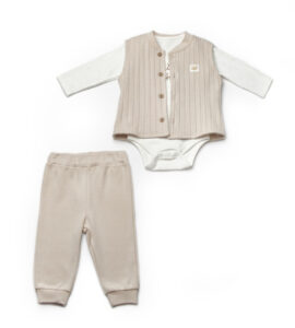 Set haine bebeluși crem – body alb cu mânecă lungă, vestă tricotată cu nasturi și pantaloni crem din bumbac, outfit elegant și confortabil pentru copii