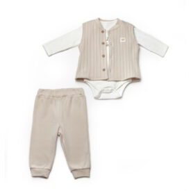 Set haine bebeluși crem – body alb cu mânecă lungă, vestă tricotată cu nasturi și pantaloni crem din bumbac, outfit elegant și confortabil pentru copii