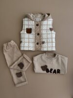 Set din 3 piese pentru bebeluși, format din vestă cu glugă și imprimeu ursuleți, bluză bej cu aplicație ‘Bear’ și pantaloni asortați, confecționate din materiale moi și confortabile – ideal pentru ținute de toamnă-iarnă